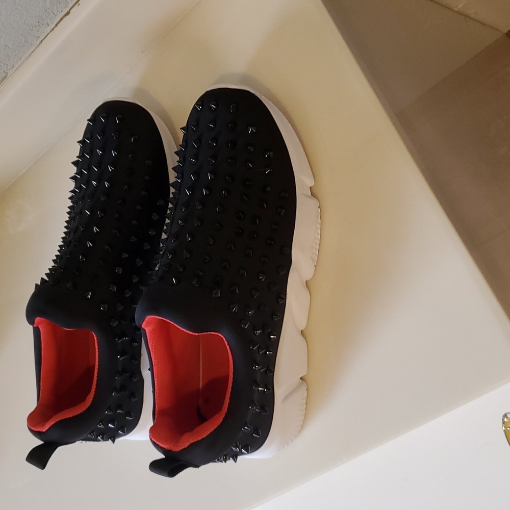 Very cool black sneakers
